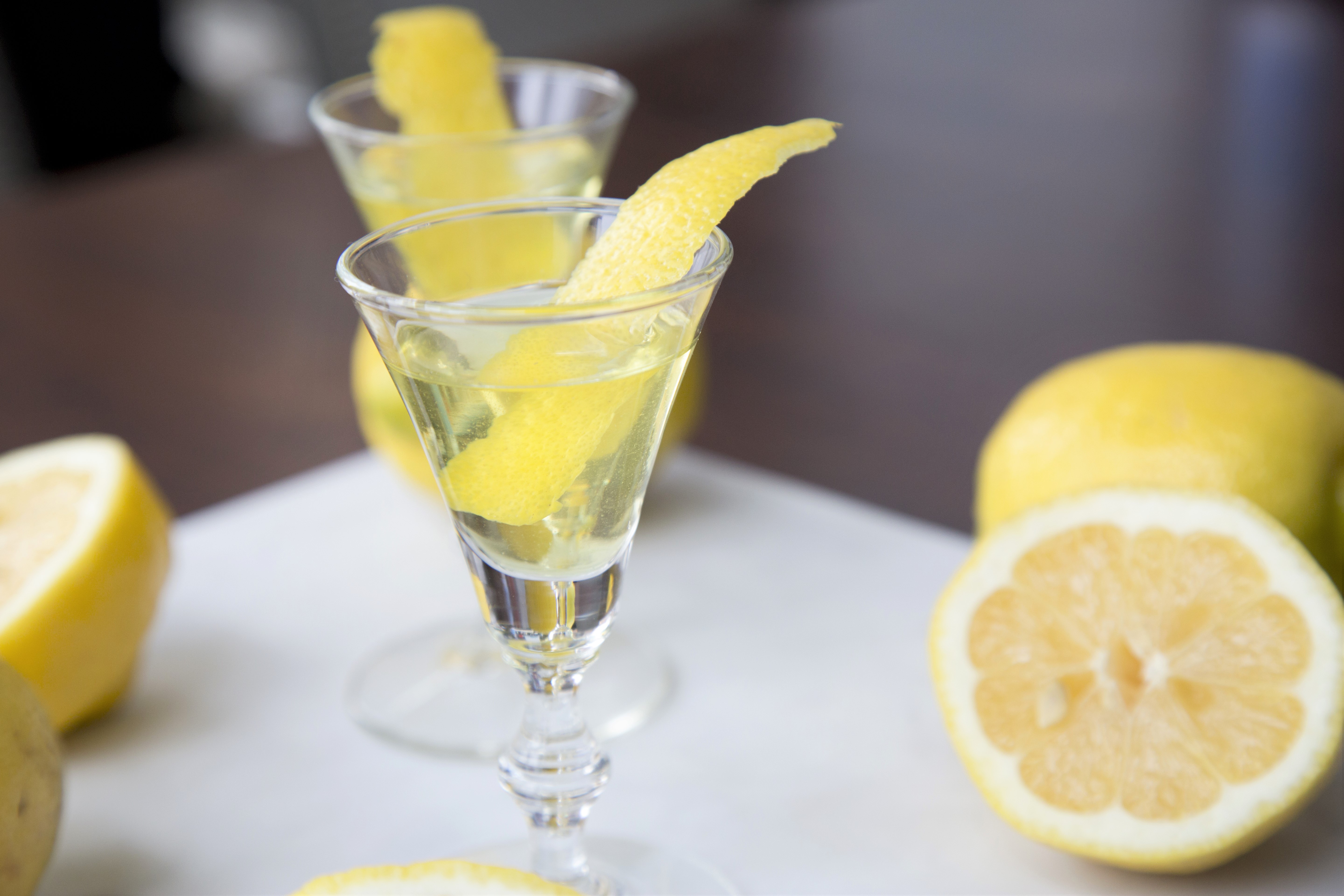 Рецепт ликера лимончелло. Лимончелло. Лимончелло безалкогольный. Базилик Лимончелло, лимонный.