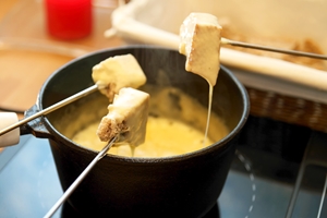 https://learntocook.com/wp-content/uploads/fondue-is-an-easy-and-fun-way-to-bring-people-together_1106_40147356_0_14096467_300.jpg